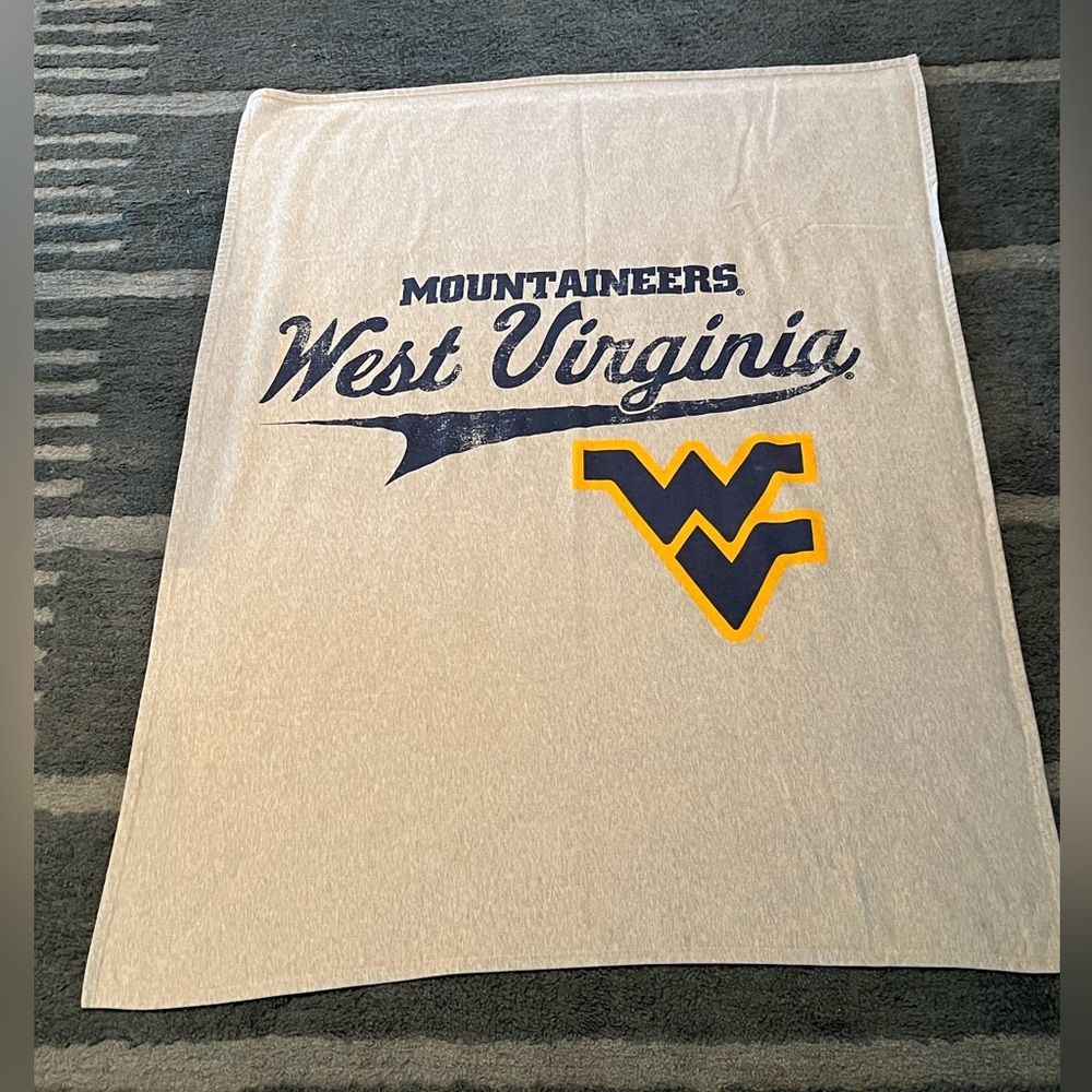 Source Unknown Mountaineers Throw Blanket in Cream and Blue